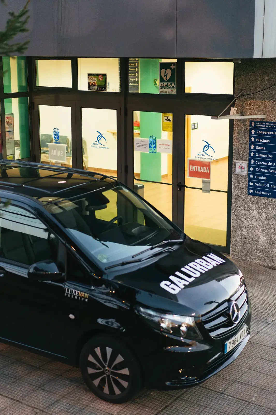 Entrada del Pabellón de A Gándara con la furgoneta de Galurban
