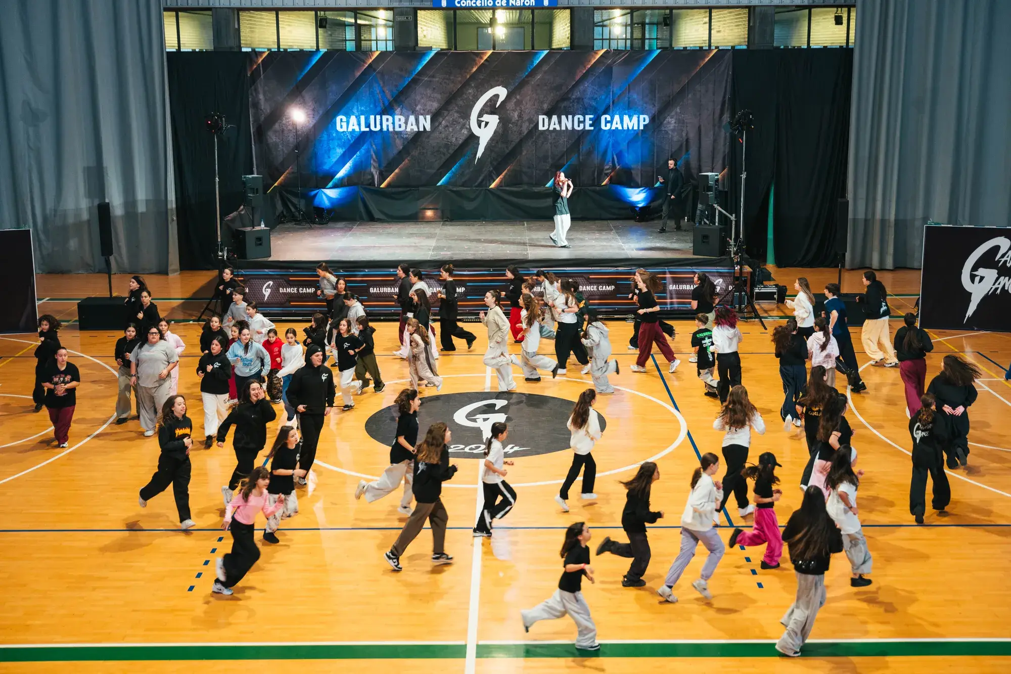 Pabellón de A Gándara lleno de alumnos durante una clase de Galurban Dance Camp