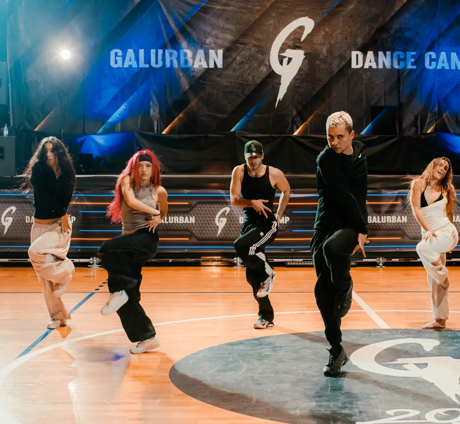 Profesores de 2024 bailando juntos en el escenario