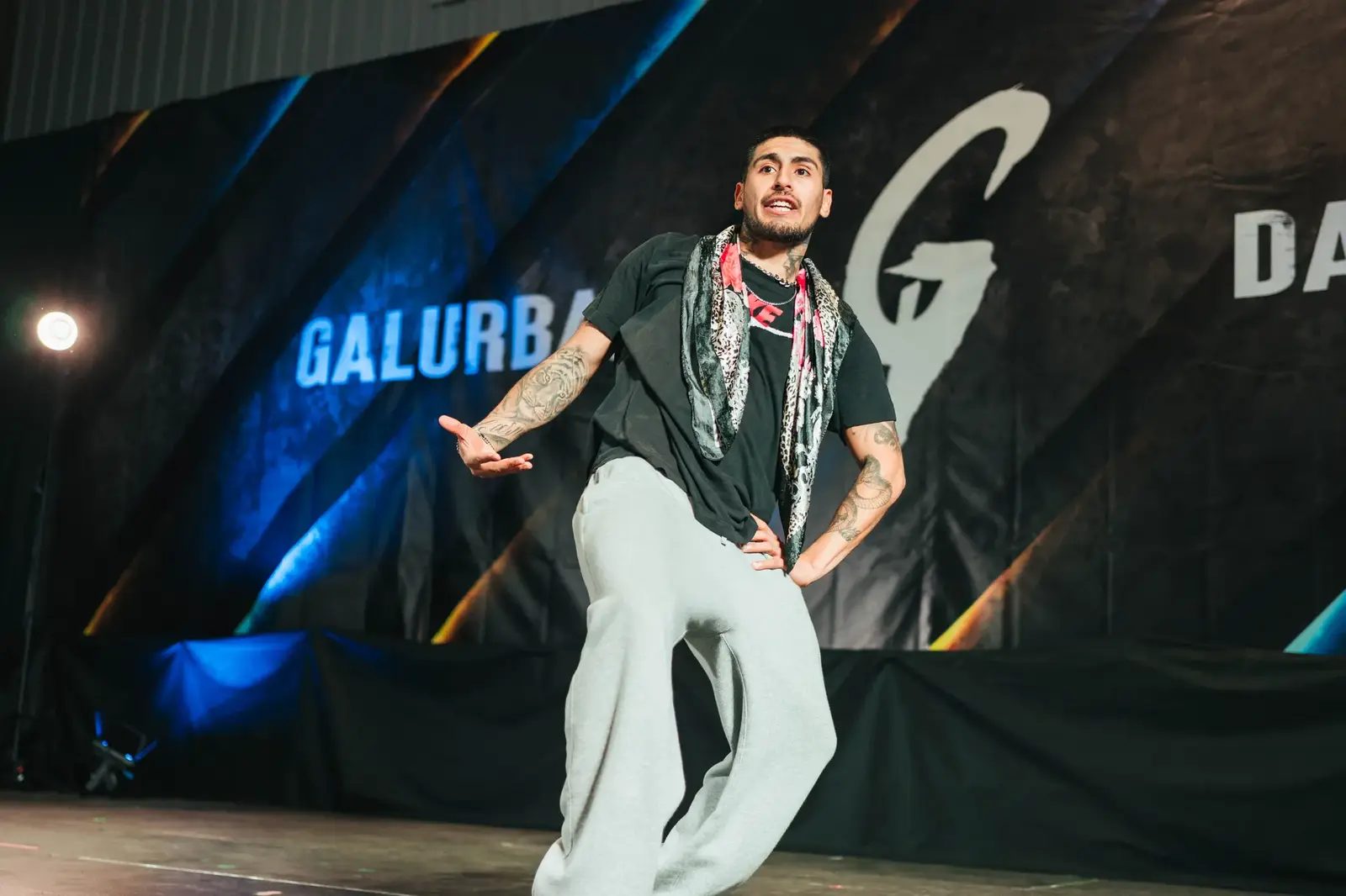 Marlon Fuentes bailando en el escenario de Galurban 2024