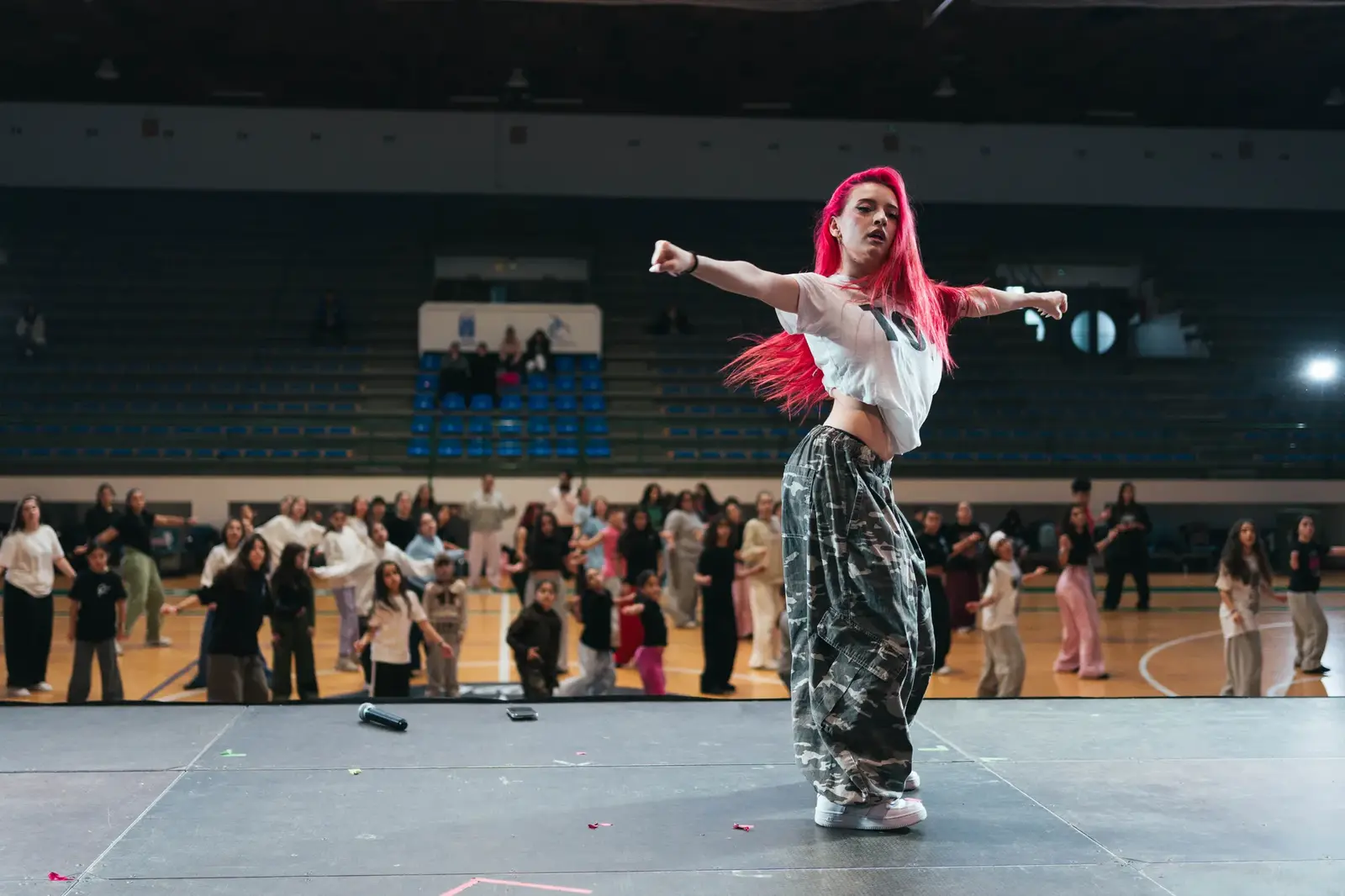 Ariana dando clase desde el escenario