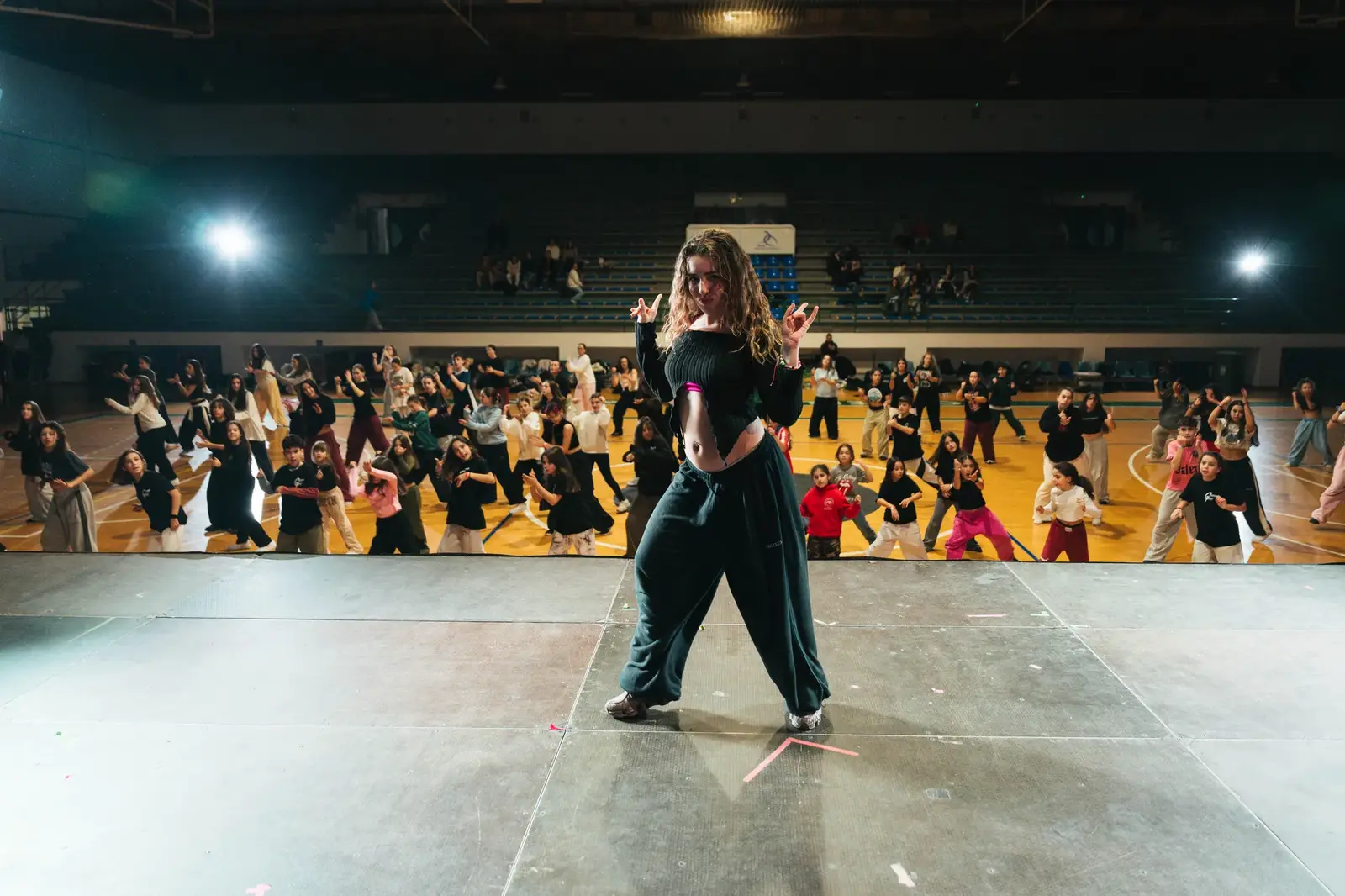 Shaki dando clase frente a la pista llena