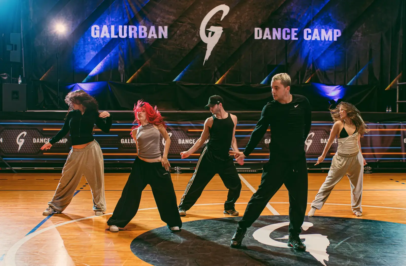 Profesores de 2024 bailando juntos en el escenario